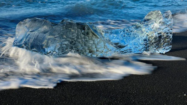 Kék Jéghegyet Atlanti Óceán Hullámai Olvasztják Breidarsandur Déli Régió Izland — Stock Fotó