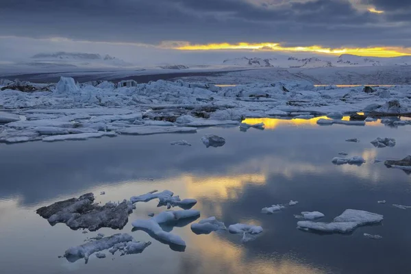 Ambiente Nocturno Laguna Glaciar Jkulsrln Icebergs Flotando Detrás Del Glaciar —  Fotos de Stock