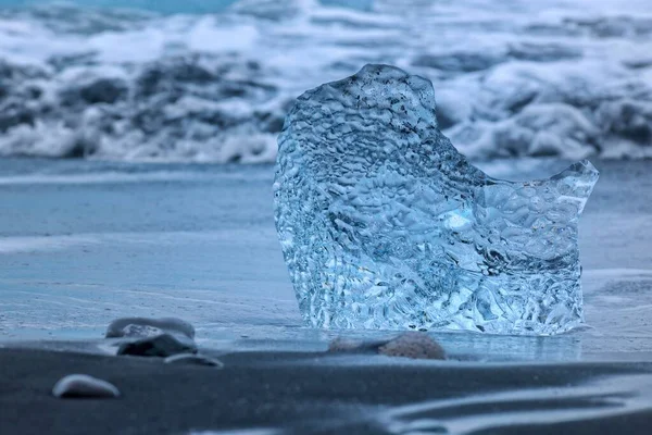 Blauer Eisberg Gestrandet Der Schwarzen Lava Von Breidarsandur Südisland Island — Stockfoto