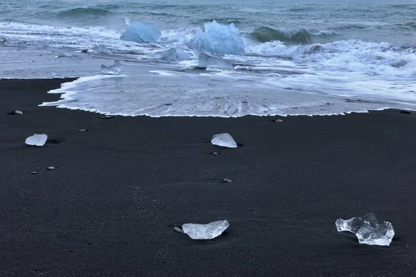 アイスランド アイスランド ヨーロッパ 南アイスランド ブリダルサンドルの黒い溶岩に氷塊 — ストック写真