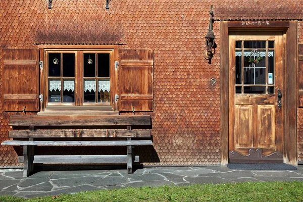 Дом Фасад Дома Облицованный Деревянной Черепицей Германия Европа — стоковое фото
