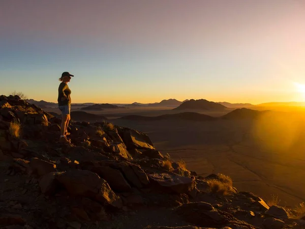 Femme Coucher Soleil Surplombant Les Montagnes Tsaris Région Hardap Namibie — Photo