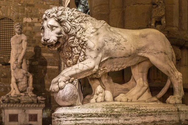 夜间雕刻一只古代狮子 在Loggia Dei Lanzi Piazza Della Signoria Florence Tuscany Italy — 图库照片