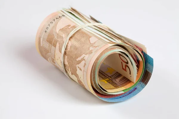 Rolka Pieniędzy Gumką Wiele Banknotów Euro — Zdjęcie stockowe