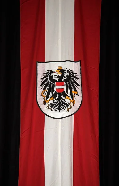Osztrák Nemzeti Zászló Címerrel — Stock Fotó