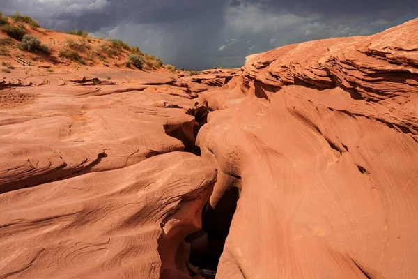 Sandsteinformationen Eintritt Den Lower Antelope Canyon Schlitzschlucht Dahinter Gewitterwolken Page — Stockfoto