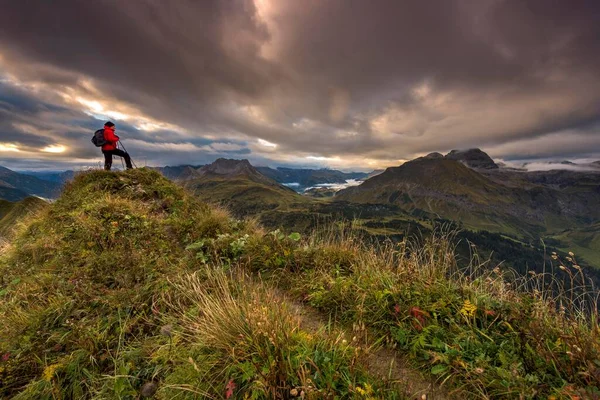 Widderstein Allgu Alpleri Nin Zirvesine Bakan Dağcı Sabah Hava Bulutlu — Stok fotoğraf