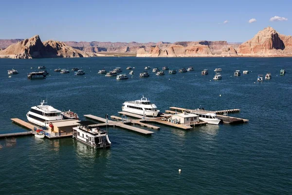 Husbåtar Wahweap Bay Lake Powell Röd Navajo Sandsten Klippor Bakom — Stockfoto