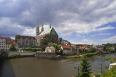 Blick auf die Pfarrkirche St. Peter und Paul von der Altstadtbrücke, Waidhaus links, Grlitz, Oberlausitz, Sachsen, Deutschland, Europa 