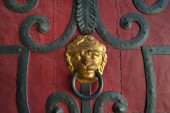 Vergoldeter Löwenkopf Türklopfer, alte Tür mit Eisenbeschlägen, Grlitz, Oberlausitz, Sachsen, Deutschland, Europa 