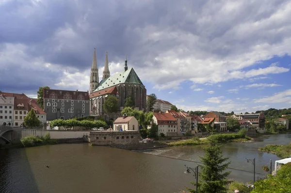 旧市街橋からの聖ピーターとポール教区教会の眺め ワイダハウスは左 グリッツ オーバーラウシッツ ザクセン州 ドイツ ヨーロッパ — ストック写真