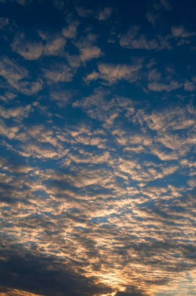 Большие Мимолетные Облака Altocumulus Вечернем Небе Бавария Германия Европа — стоковое фото