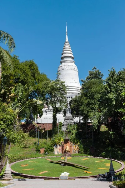 Relógio Frente Estupa Wat Phnom Monte Templo Phnom Penh Camboja — Fotografia de Stock