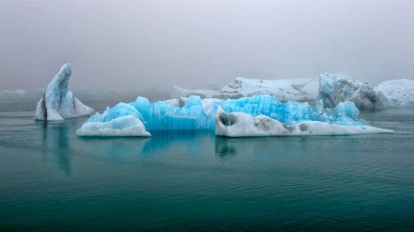 Drifting Blue Icebergs Jkulsrln Glacier Lagoon Fog Southern Region Iceland — Stock Photo, Image