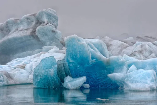 Drifting Blue Icebergs Jkulsrln Glacier Lagoon Fog Southern Region Iceland — Stock Photo, Image