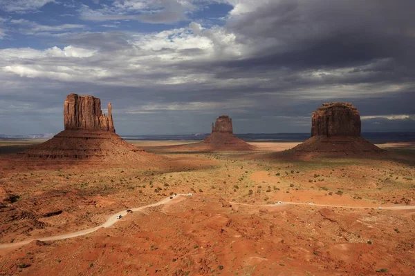 Kaya Oluşumları West Mitten Butte East Mitten Butte Merrick Butte — Stok fotoğraf