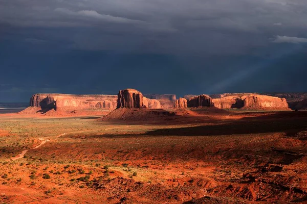 Fırtına Üstüne Kaya Oluşumları Bulutlar Akşam Işığı Navajo Anıt Vadisi — Stok fotoğraf
