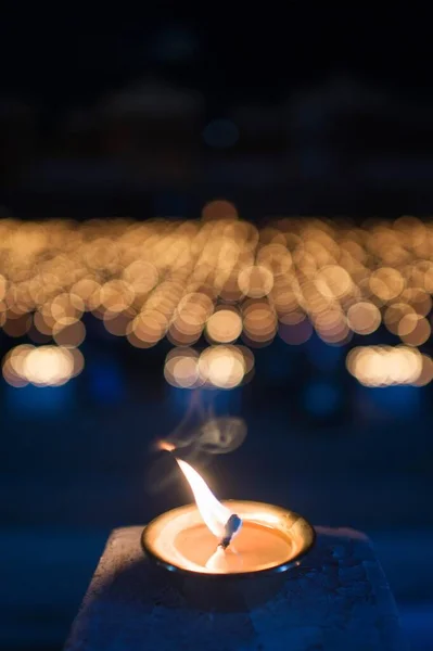 Brandende Kaars Met Veel Licht Achtergrond Vredeslicht Festival Het Nationaal — Stockfoto