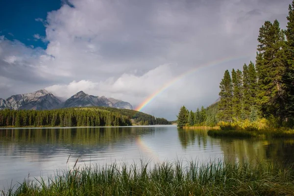 2つのジャック湖 バンフ国立公園 カナダのロッキー山脈 アルバータ州 カナダ 北米の虹 — ストック写真