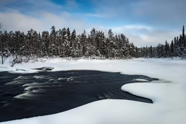 Zimowy Krajobraz Nad Rzeką Oulankajoki Park Narodowy Oulanka Laponia Finlandia — Zdjęcie stockowe