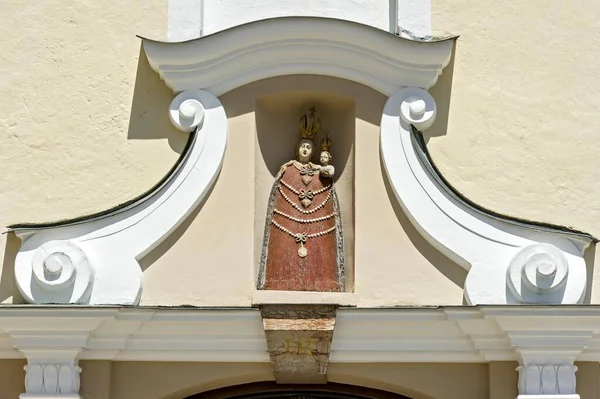 Szűz Mária Szobra Angyali Üdvözlet Templomának Portálján Reutberg Kolostor Isarwinkel — Stock Fotó
