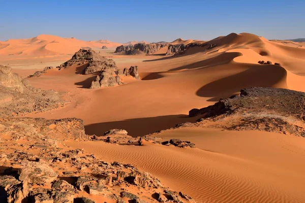 Sanddyner Och Bergstorn Vid Ouan Zaouatan Tadrart Tassili Ajjer Nationalpark — Stockfoto