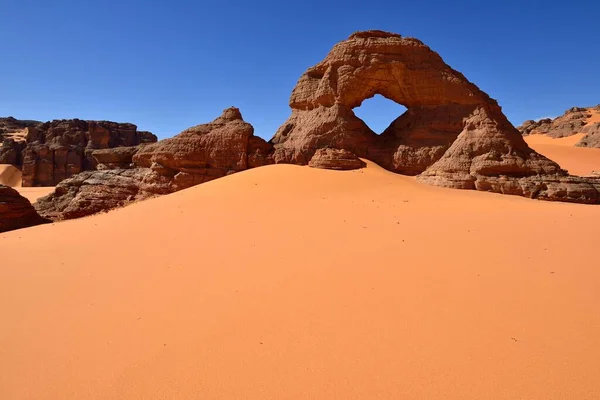 自然アーチと窓でOeued Berdj Tadrart Tassili Najjer国立公園 ユネスコ世界遺産 サハラ砂漠 アルジェリア アフリカ — ストック写真