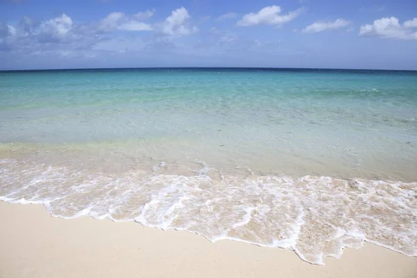 Αμμώδης Παραλία Surf Και Τυρκουάζ Θάλασσα Σύννεφα Playa Bajo Negro — Φωτογραφία Αρχείου