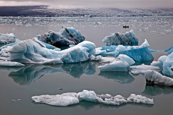 Gelo Icebergs Com Vestígios Cinzas Vulcânicas Geleira Lagoa Glacial Glaciar — Fotografia de Stock