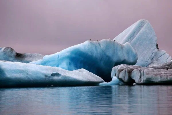 Gelo Icebergs Com Vestígios Cinzas Vulcânicas Geleira Lago Glacial Glaciar — Fotografia de Stock