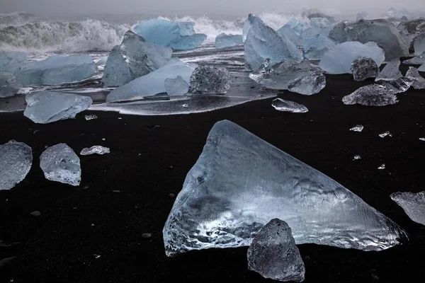 Куски Плавающего Льда Лавовом Пляже Возле Джкульсарлона Исландия Европа — стоковое фото