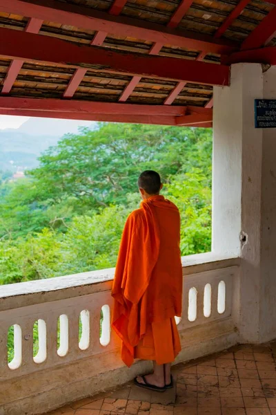 Buddhistischer Mönch Blickt Die Ferne Mount Phousi Luang Prabang Louangphabang — Stockfoto