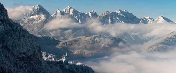 Κάστρο Neuschwanstein Χιονισμένα Βουνά Άλπεις Allgu Fussen Allgu Βαυαρία Γερμανία — Φωτογραφία Αρχείου