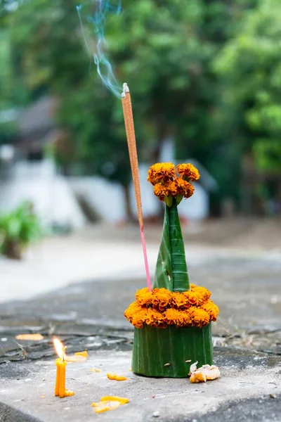 Blumengebinde Blumenschmuck Mit Weihrauch Wat Wisunalat Provinz Luang Prabang Provinz — Stockfoto