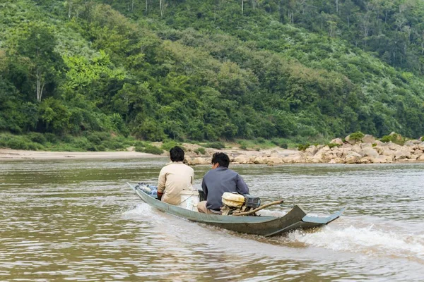 Miejscowi Rybacy Wąską Łodzią Motorową Mekongu Prowincja Louangphabang Laos Azja — Zdjęcie stockowe