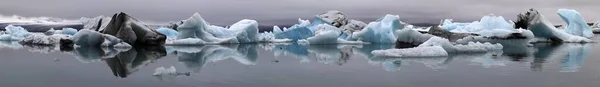 火山灰の痕跡を持つ氷山 氷河湖 Vatnajkull氷河の氷河ラグーン Jkulsarlon パノラマ アイスランド ヨーロッパ — ストック写真