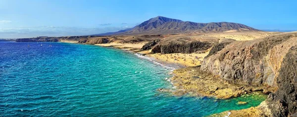 砂浜とプラヤデルパパガヨ プンタパパガヨ プラヤブランカ ランサローテ カナリア諸島 スペイン ヨーロッパのターコイズブルーの海と岩の海岸線 — ストック写真