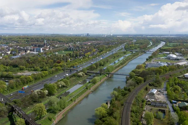 从莱茵河 赫恩河 埃姆谢尔河和A42号高速公路 奥伯豪森 鲁尔区 德国北部莱茵河 威斯特法伦 欧洲的加斯计观看 — 图库照片