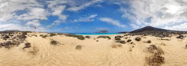背景为Playa Las Conchas海滩 Monte Bermeja火山和Monta Clara岛 Graciosa Lanzarote 加那利群岛 西班牙 — 图库照片