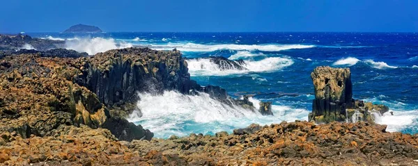 有玄武岩悬崖的海岸 有冲浪的巴亚德拉斯马亚波洛马斯 拉格拉索萨 兰萨罗特 加那利群岛 西班牙 — 图库照片