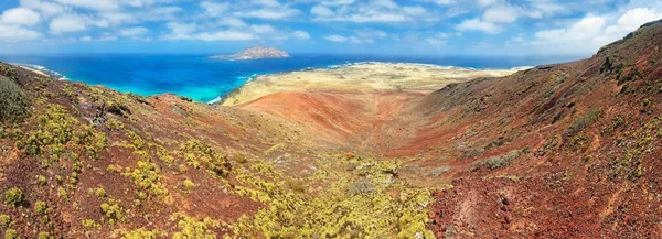 Utsikt Över Vulkankratern Montana Bermeja Monta Clara Bakgrunden Graciosa Lanzarote — Stockfoto