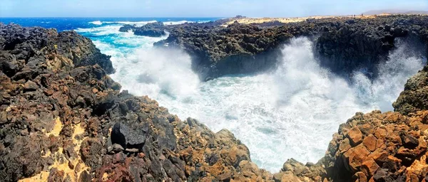 Surfen Auf Schwarzen Basaltklippen Baja Las Majapolomas Graciosa Lanzarote Kanarische — Stockfoto