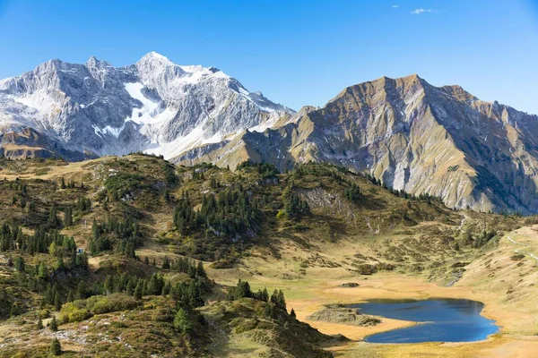 奥地利福拉尔贝格Hochtannbergpass的Kalbelesee和Braunarlspitze — 图库照片