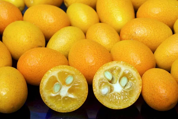 Kumquats Eller Cumquats Fortunella Halverat — Stockfoto