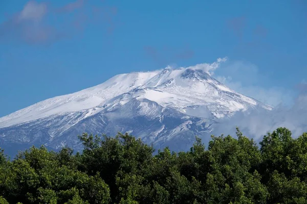 Etna Vulkaan Besneeuwd Gezien Vanaf Het Park Van Villa Bellini — Stockfoto