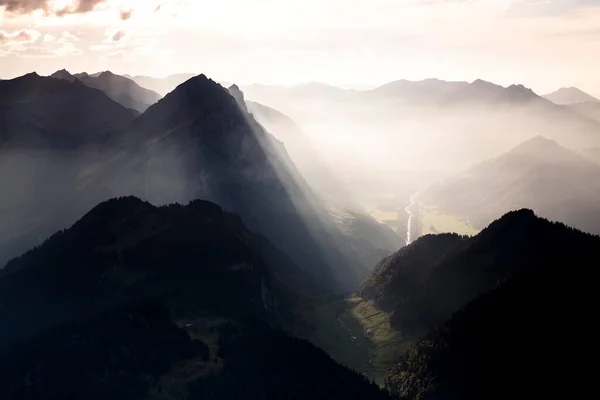 Dağlar Kanisfluh Puslu Güneş Işınları Olan Manzara Bregenz Ormanı Vorarlberg — Stok fotoğraf