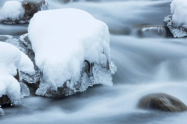 冬季冰雪覆盖的山溪 奥地利蒂罗尔Stubai Valley — 图库照片