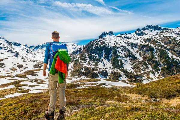 Young Man Hiker Looks Distance Mountain Landscape Snow Melts Rohrmoos — Stock Photo, Image