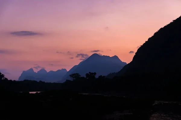 Góry Krasowe Góry Nad Rzeką Nam Zachód Słońca Nong Khiaw — Zdjęcie stockowe
