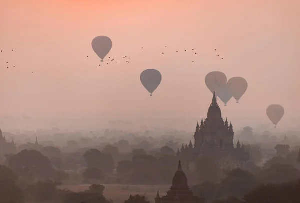 Vista Pagodes Com Balões Quente Templos Nascer Sol Neblina Luz — Fotografia de Stock